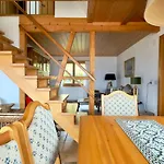 Elegant Family With And Mountain Views *