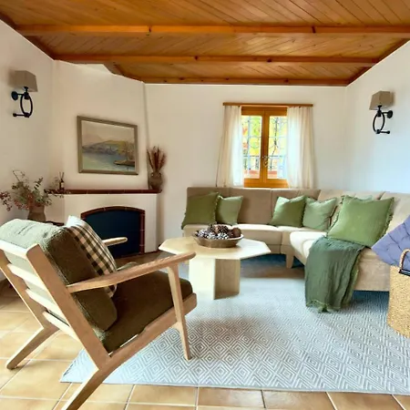 Elegant Family With And Mountain Views *