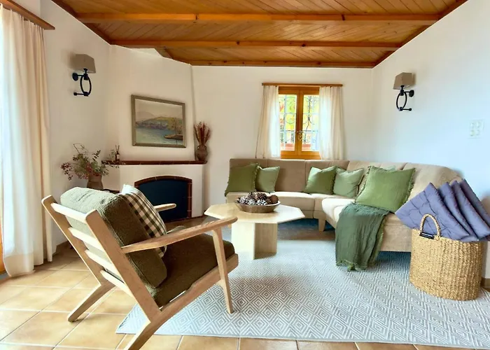 Elegant Family With And Mountain Views *